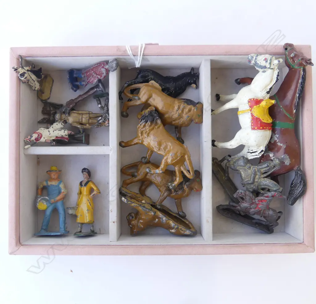 VINTAGE LEAD TOYS – FARMERS, SOLDIERS, SAFARI ANIMALS, HORSES – 19 PIECES Image 1++