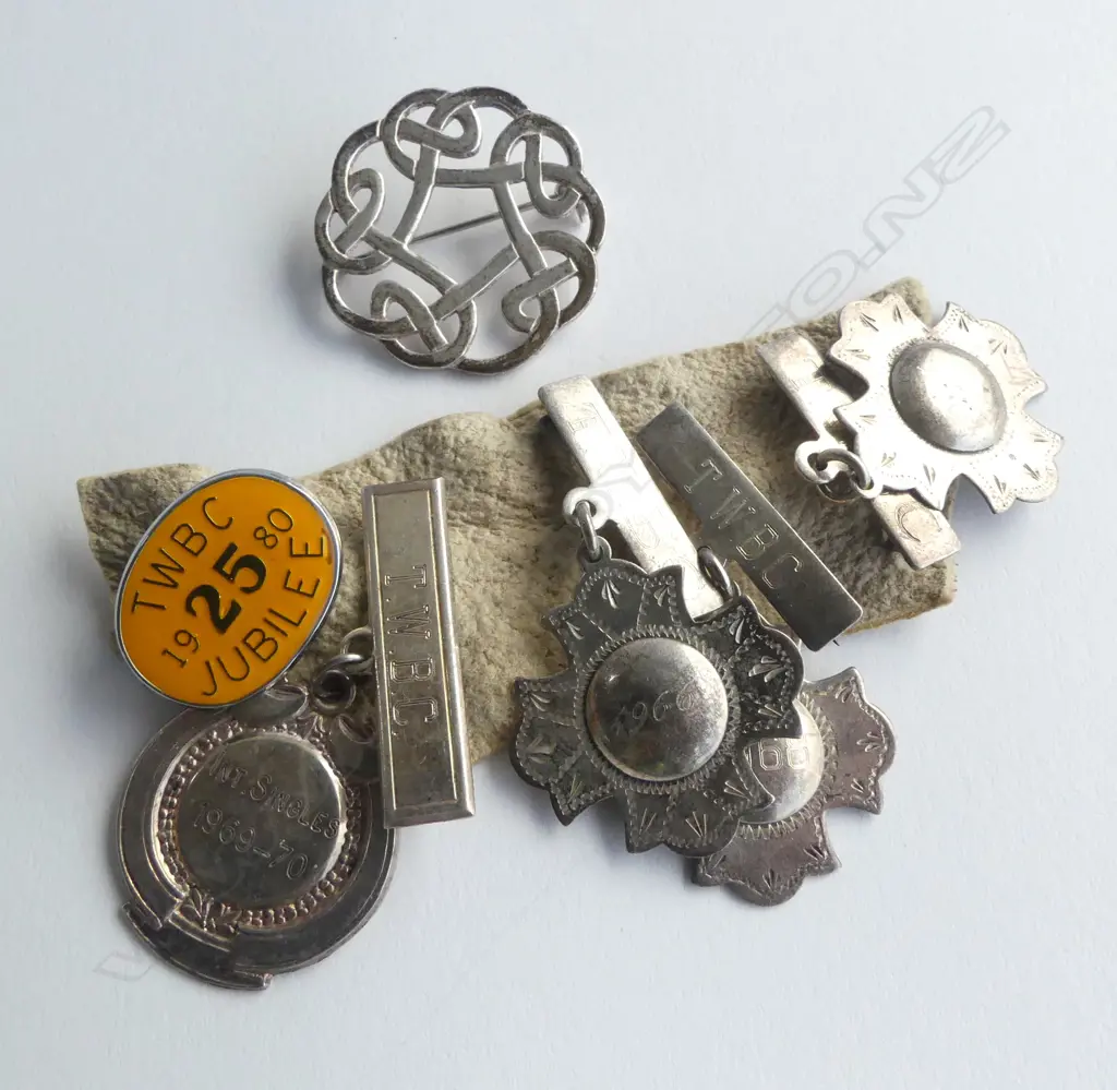 4 SILVER BOWLING CLUB MEDALLIONS + SILVER CELTIC BROOCH  Image 1++