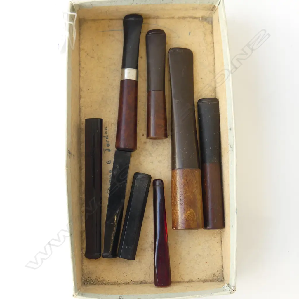 A COLLECTION OF EIGHT VINTAGE BRIAR AND BAKELITE CIGAR & CIGARETTE HOLDERS, L.500MM-105MM Image 1++