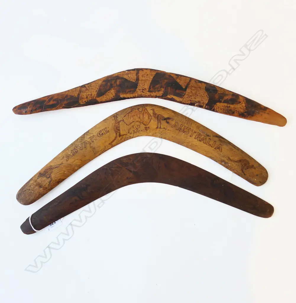 THREE WOODEN ENGRAVED BOOMERANGS, LONGEST 530MM  Image 1++