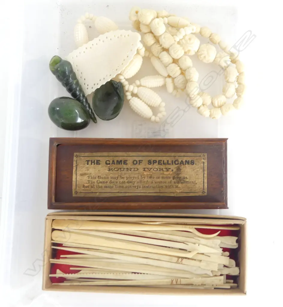 3 PCES GREENSTONE + 2 BONE NECKLACES + GAME OF IVORY SPELLICANS Image 1++