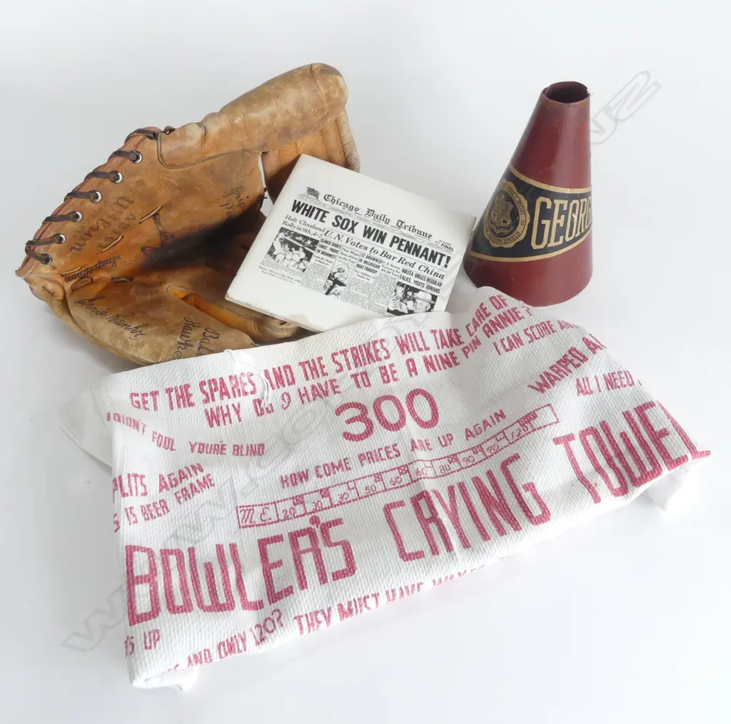 4 VINTAGE BASE BALL ITEMS GLOVE  MEGA HORN H150MM TILE & BAR CLOTH Image 1++