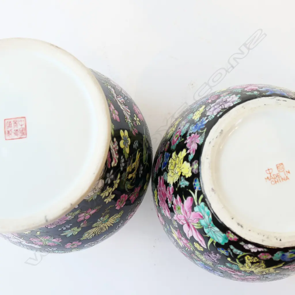 2 ORIENTAL LIDDED VASES H.330mm Image 1++