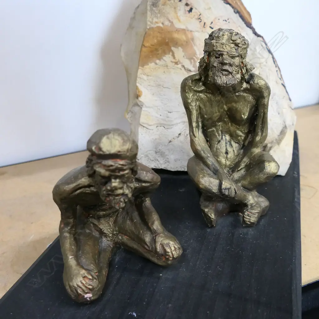 SCULPTURE OF 2 ABORIGINES SITTING BY A ROCK ON BASE, L.400MM Image 1++