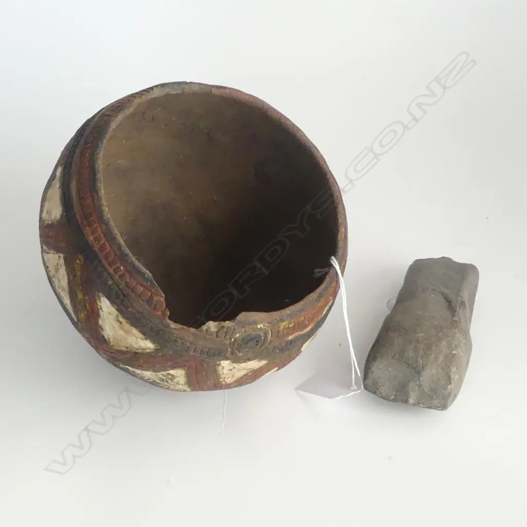 A P.NG POTTERY HAND COLOURED BOWL WITH FAULTS AND SMALL STONE ADZE D 140 MM Image 1++
