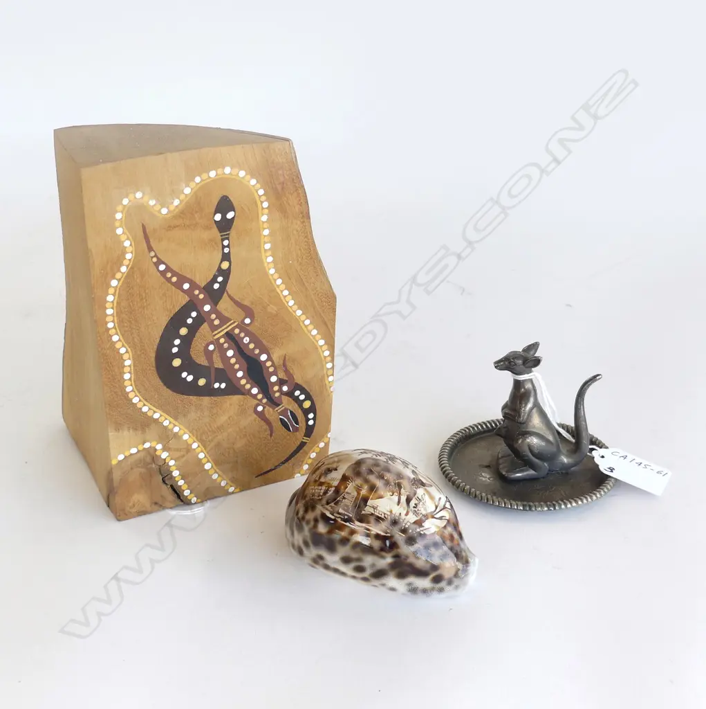 3 AUSTRALIAN SOUVENIRS (SHELL, KANGAROO RING HOLDER AND & WOODEN BLOCK) Image 1++