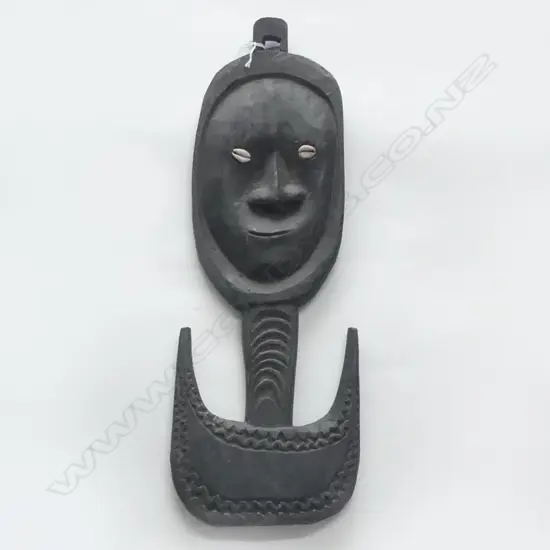 A WOODEN P.N.G CARVED FOOD HOOK L 520 MM