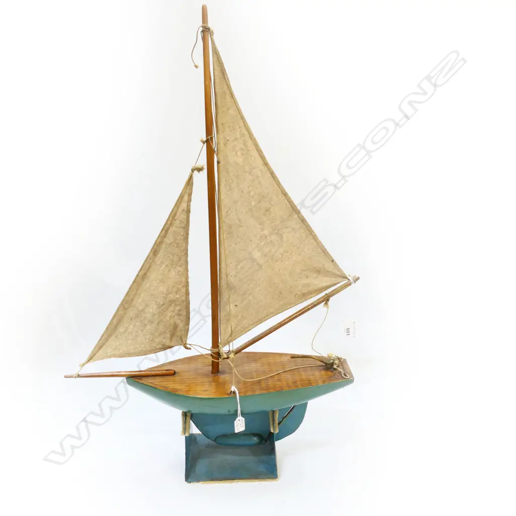 VINTAGE POND YACHT ON STAND H590 L430MM Image 1++