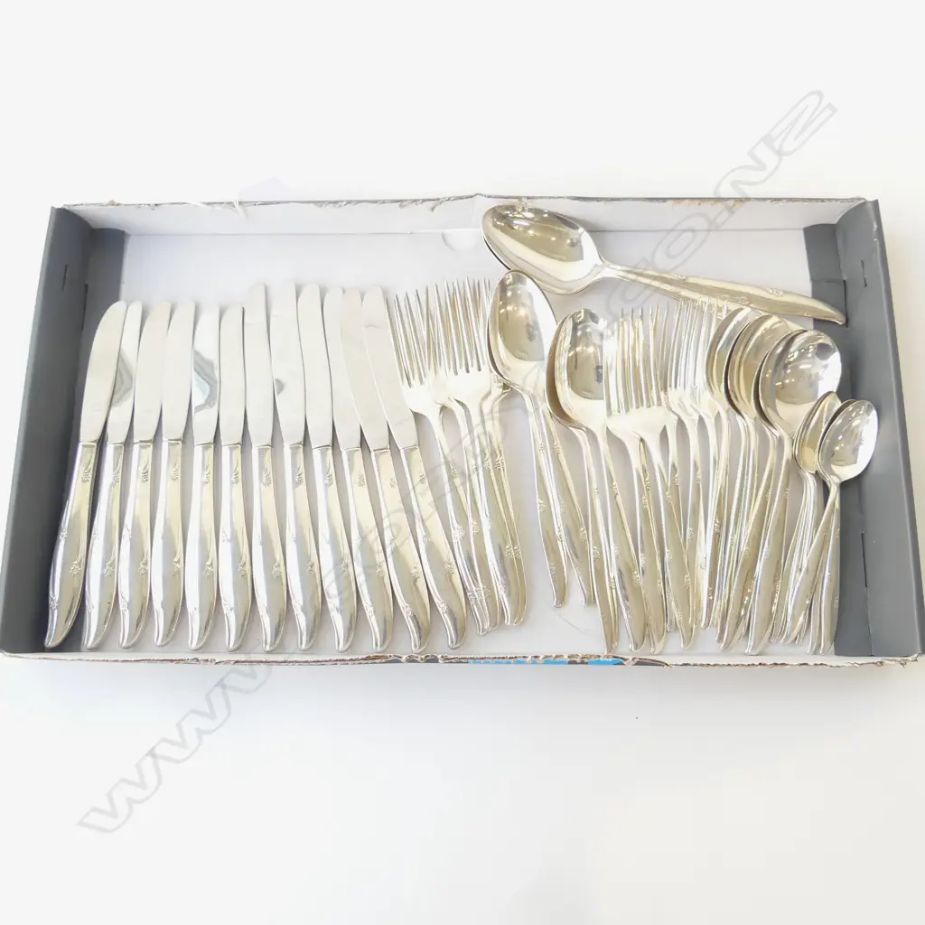 44 PC MID CENTURY COMMUNITY SILVER PLATED CUTLERY SET ‘SILVER FLOWER’ PATTERN COMPLETE 6 PLACE SETTING INCL. 2 SERVING S Image 1++