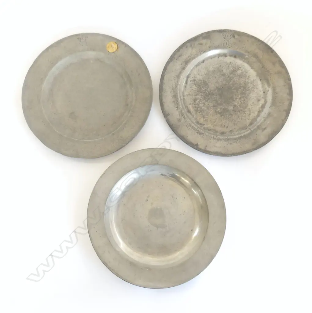 THREE GEORGE III PEWTER PLATES, engraved crests, DIA.255mm Image 1++