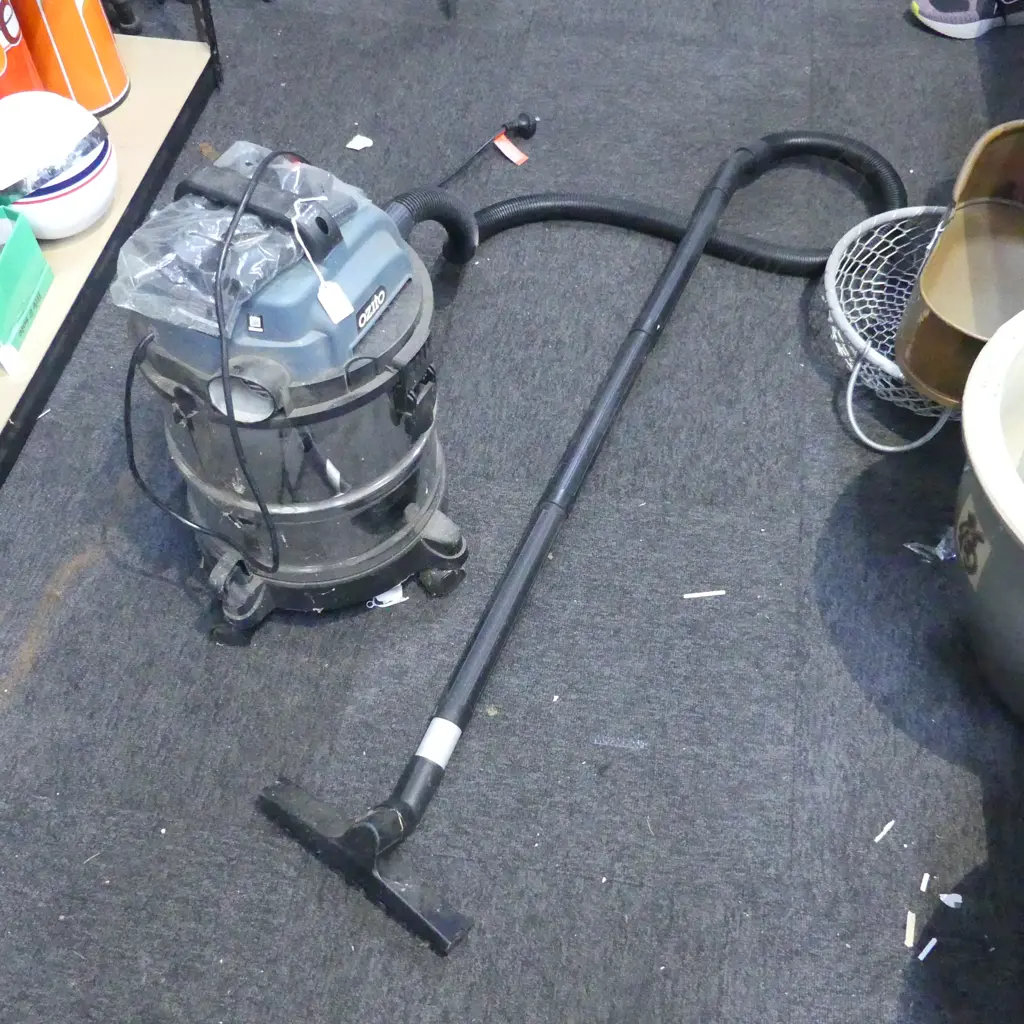 OZITO WET AND DAY VACUUM CLEANER Image 1++
