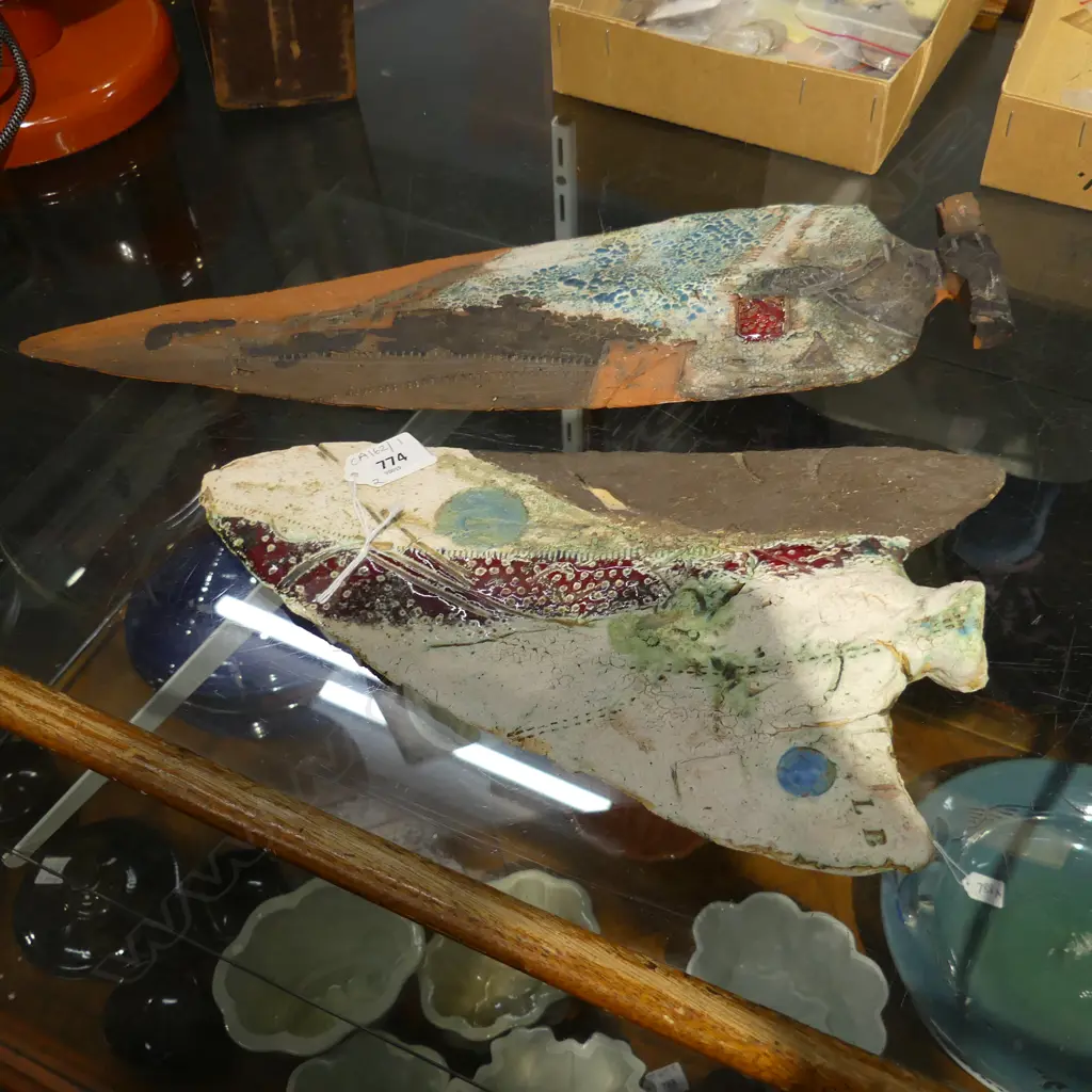 2 LINDA BRUCE STUDIO POTTERY ARROW HEADS H.430, 310mm Image 1++