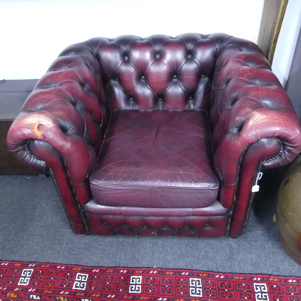 DARK MAROON LEATHER CHESTERFIELD ARMCHAIR (some damage to right arm) 1000x900x700mm Image 1++
