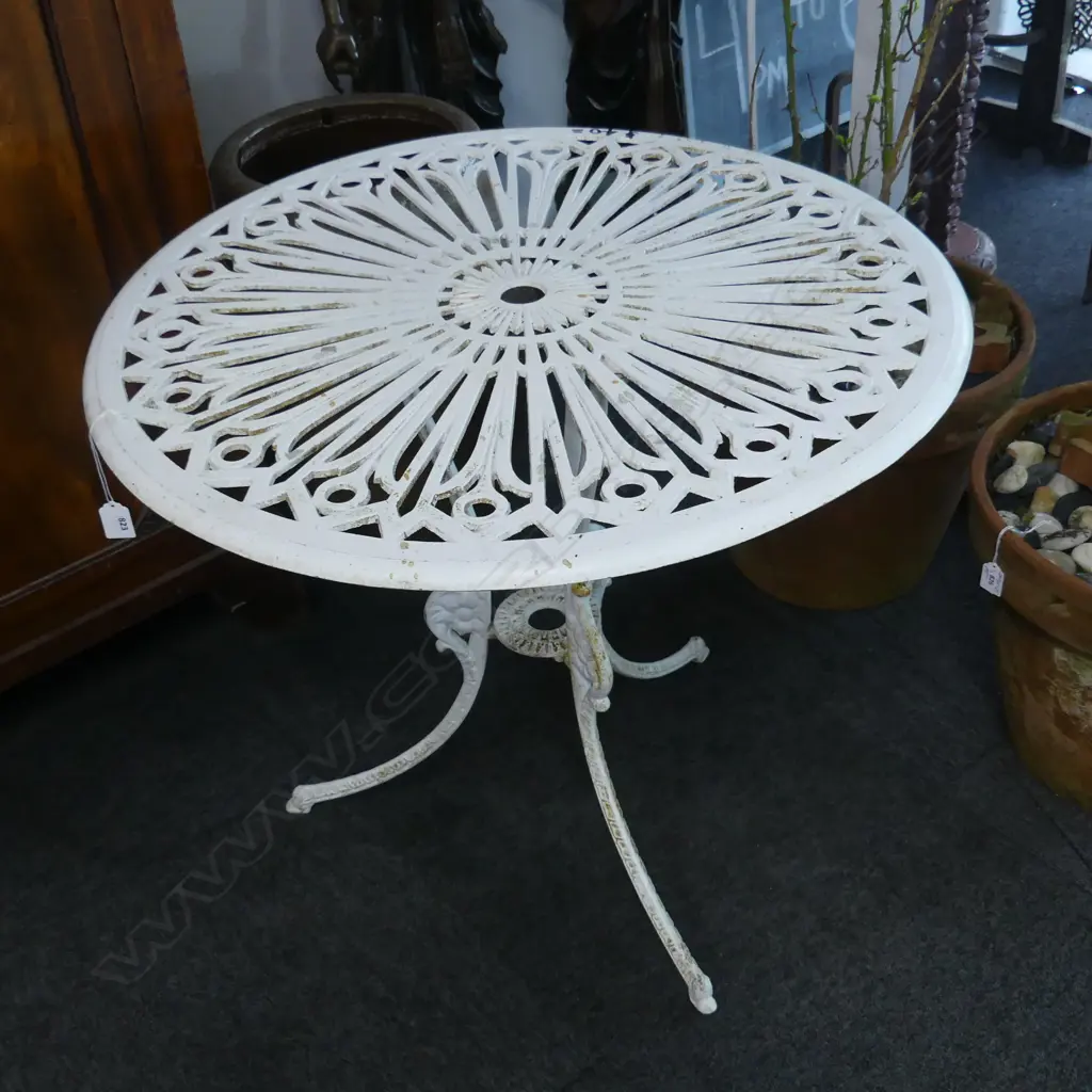 WHITE METAL PATIO TABLE  Image 1++