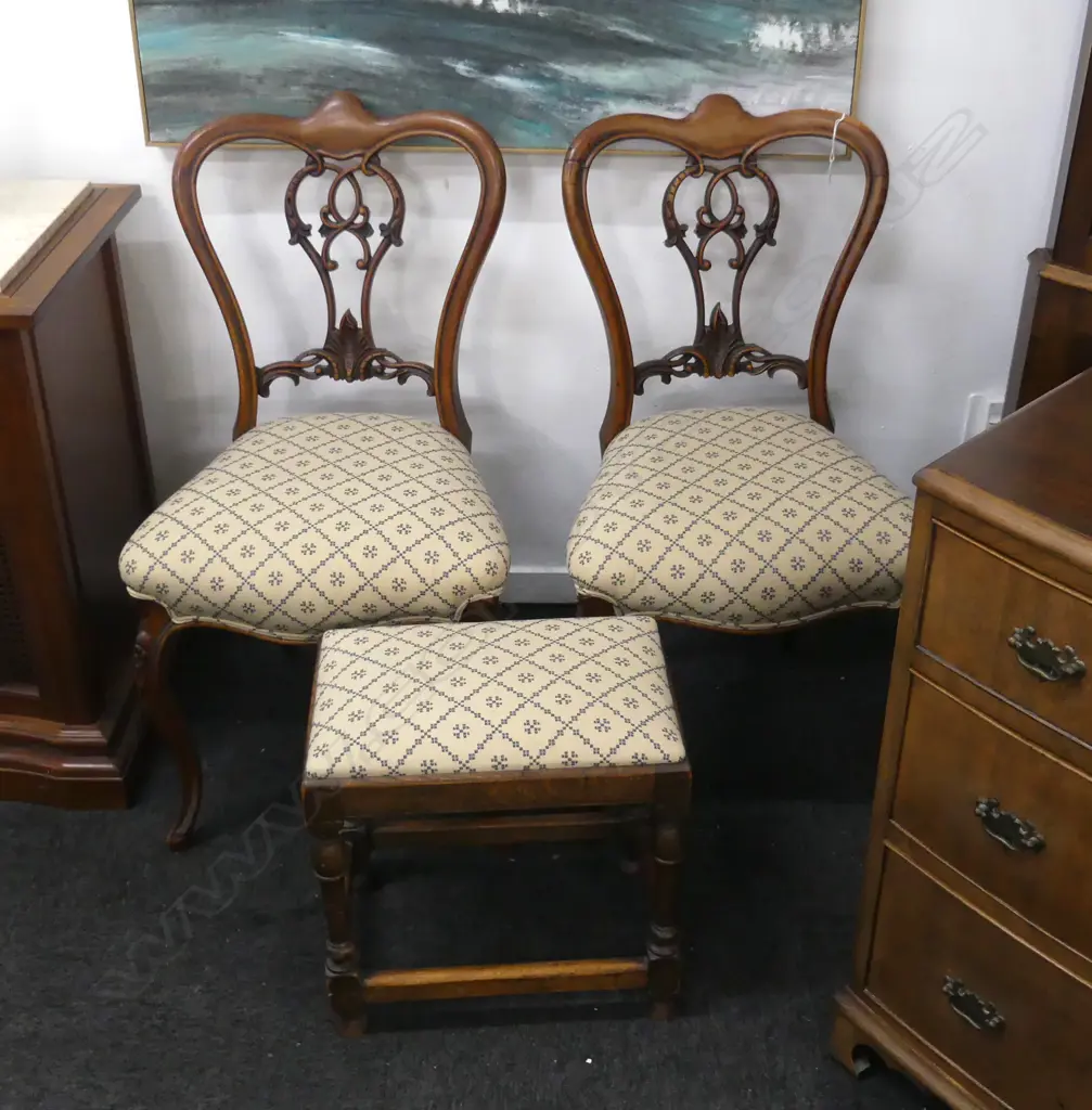 2 VICTORIAN CHAIRS + FOOTSTOOL Image 1++