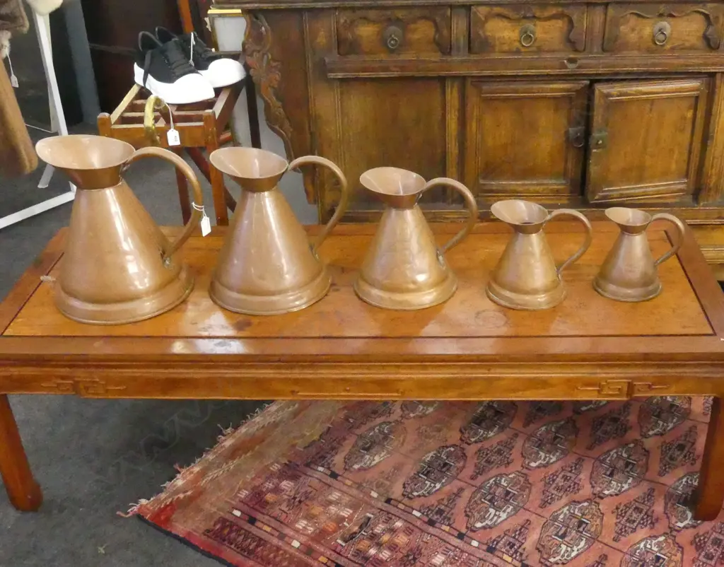 5 GRADUATING COPPER JUGS H.310mm Image 1++