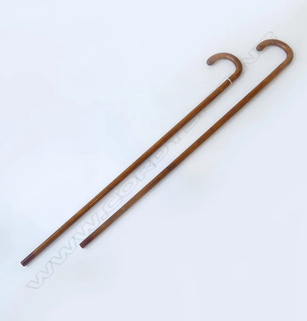 A PAIR OF GOOD STURDY VINTAGE WALKING STICKS L.830MM Image 1++