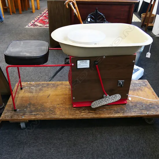 COWLEY DOUBLE DRIVE ELECTRIC POTTERS WHEEL & CLAY (TROLLEY NOT INCL.)