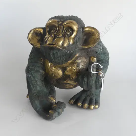 BRONZE MONKEY PULLING THE FINGER H.280mm