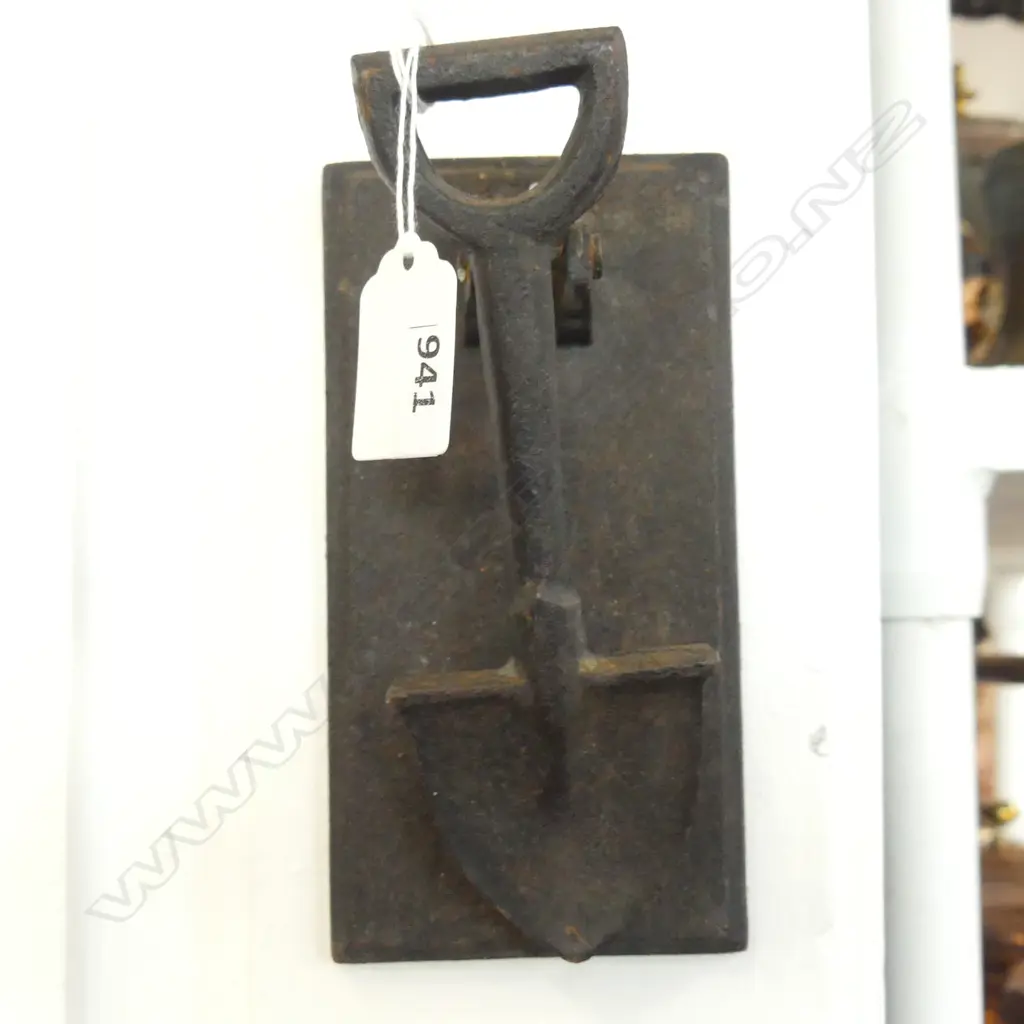 CAST IRON SPADE DOOR KNOCKER 155x80mm Image 1++