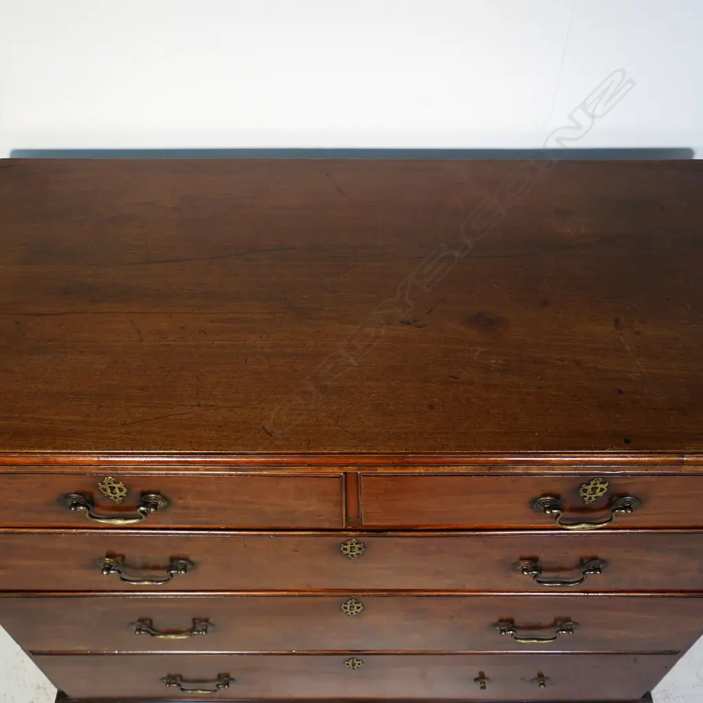 A Georgian mahogany five drawer flat front chest, Image 1++