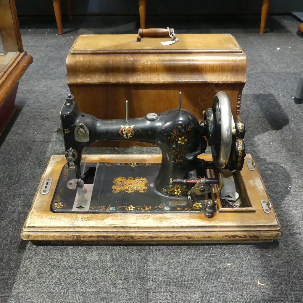 ANTIQUE SEWING MACHINE Image 1++