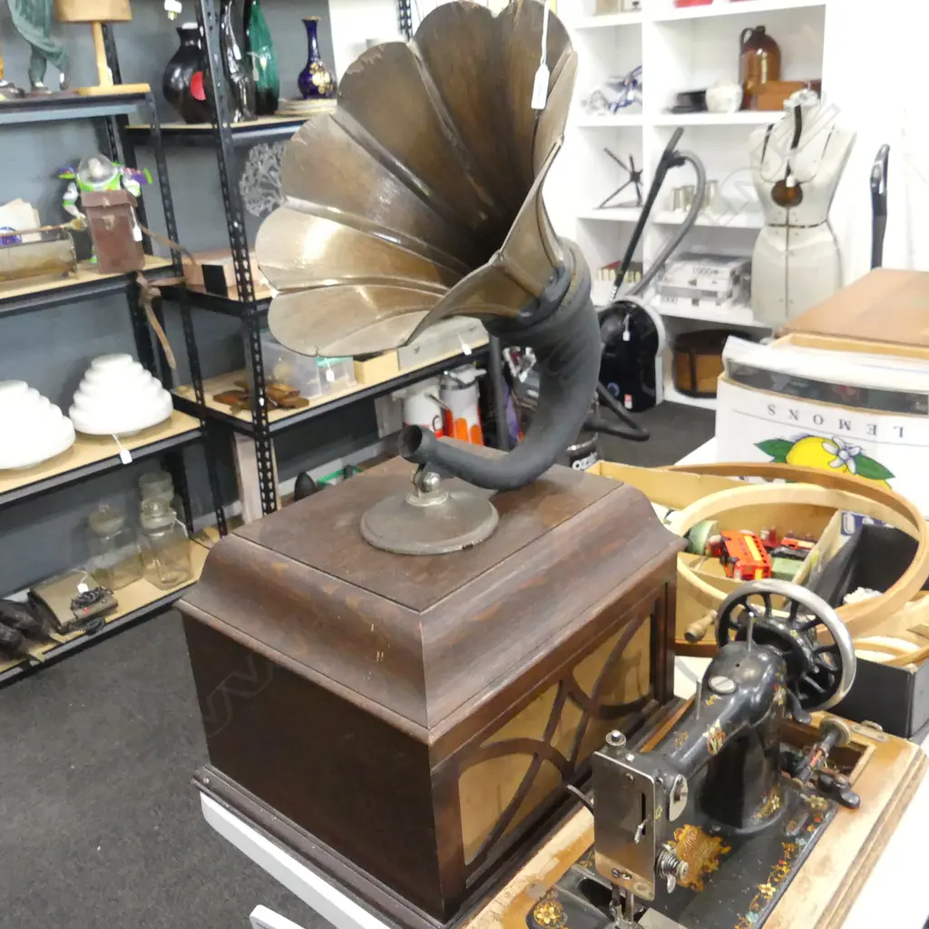 ANTIQUE GRAMOPHONE & HORN Image 1++