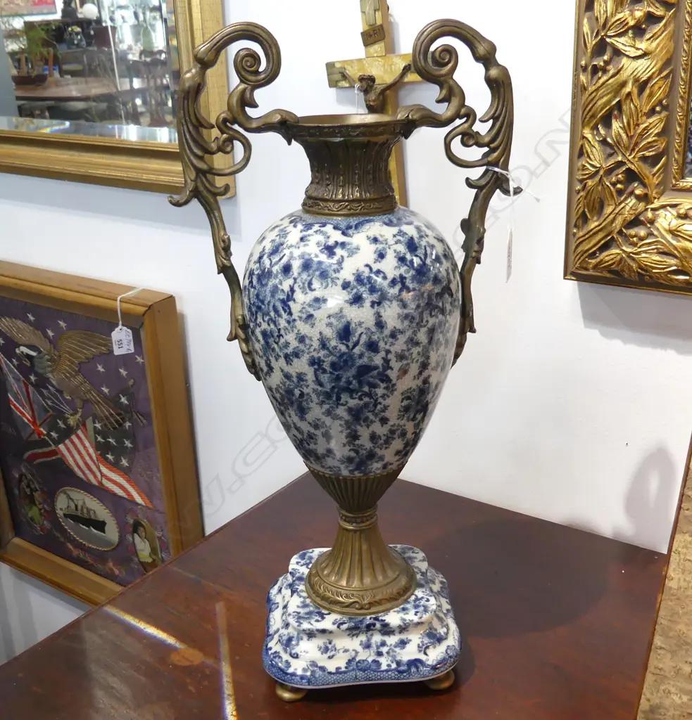 LG B/W CERAMIC URN w. METAL HANDLES H.470mm Image 1++