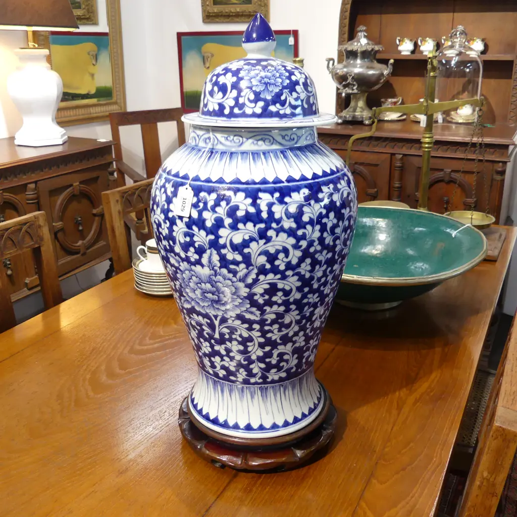 CHINESE B/W LIDDED VASE ON STAND H.600mm Image 1++