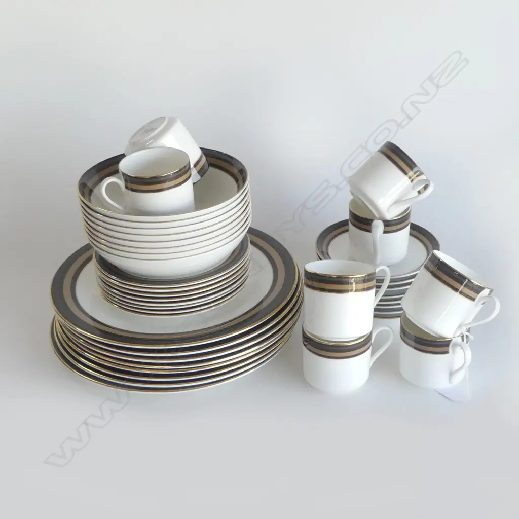 8 PLACE 40 PCE ROYAL DOULTON 'CADENZA' DINNER SET Image 1++