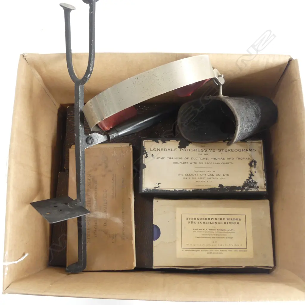 COLLECTION VINTAGE EYE TESTING TOOLS GLASS SLIDES CARDS ETC Image 1++