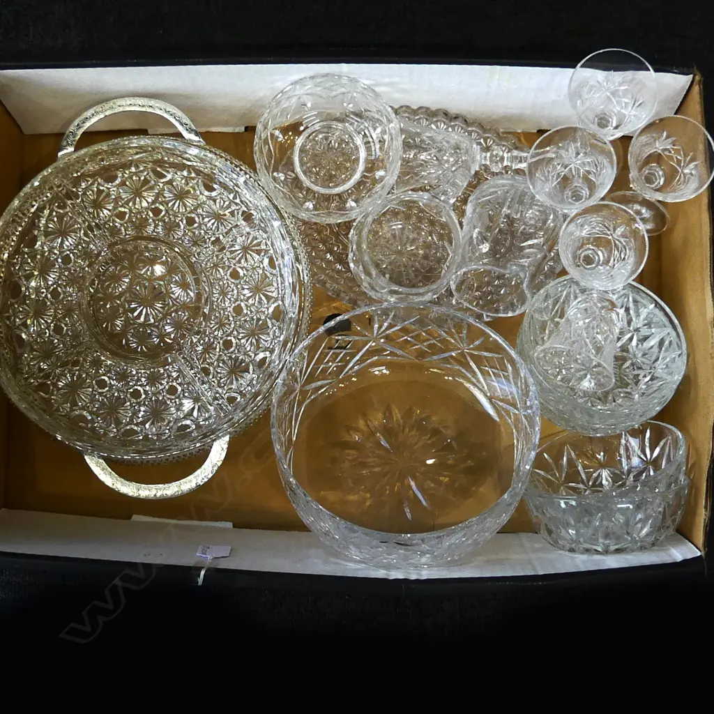 BOX – CRYSTAL INCL. 6 WINE GLASSES, BOWLS, JUGS, AND DIVIDED DISH IN EP STAND Image 1++