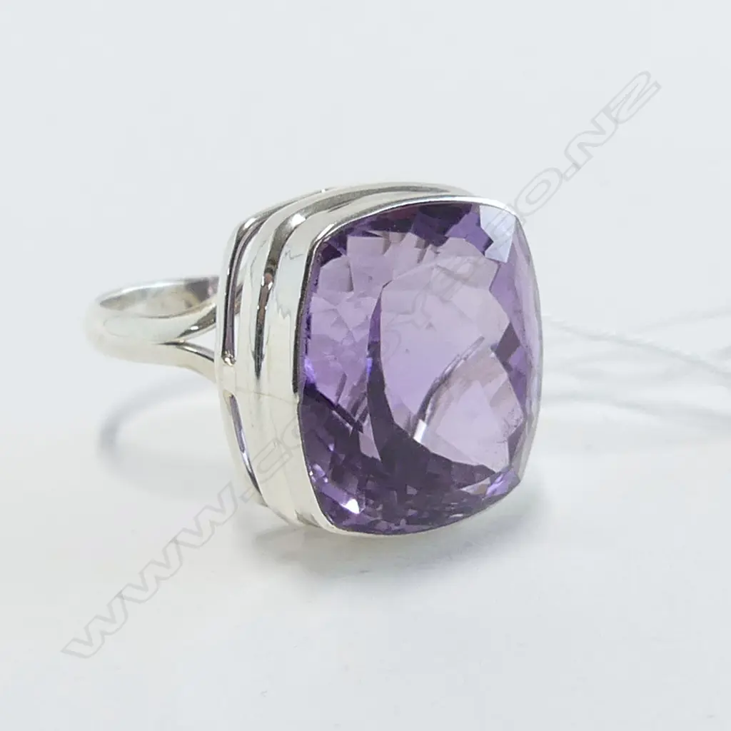 LG SILVER CUSHION CUT AMETHYST RING, SIZE R Image 1++