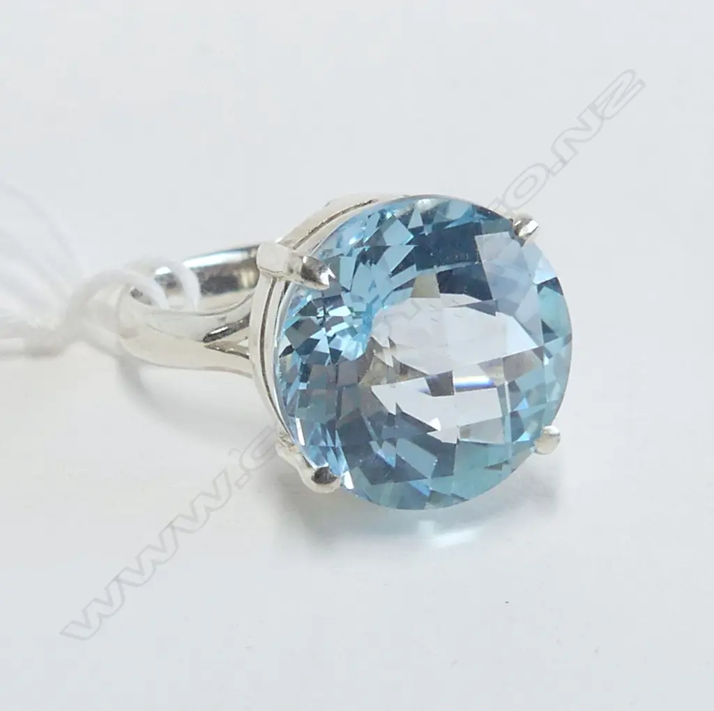 SILVER ROSE CUT BLUE TOPAZ RING, SIZE R Image 1++
