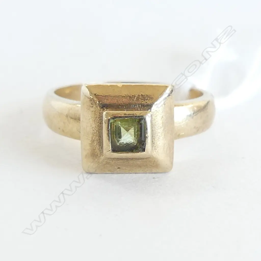 9CT GOLD PEREDOT RING 4.6G CHIP TO STONE Image 1++