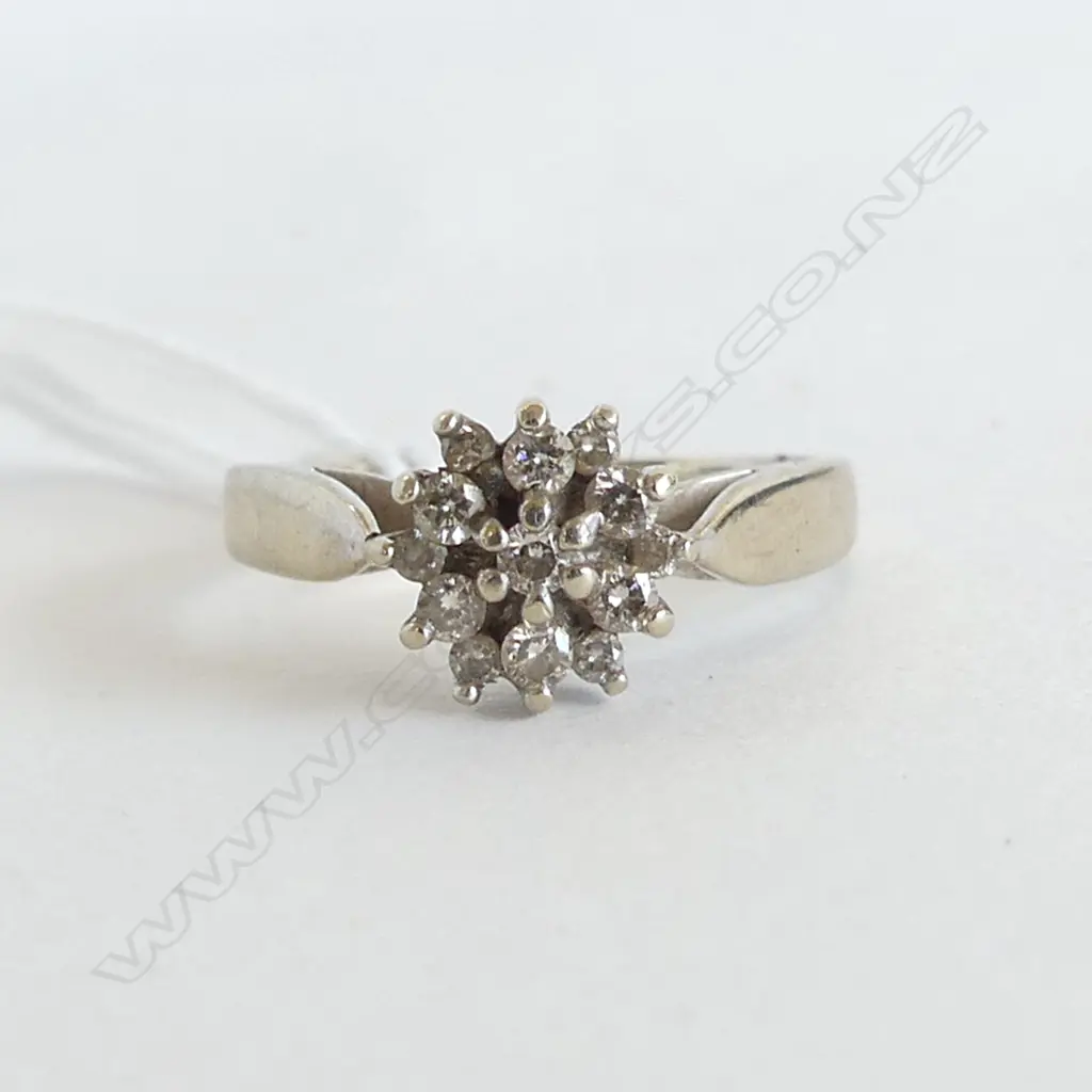 9CT W.G GOLD & DIAMOND CLUSTER RING SIZE N Image 1++
