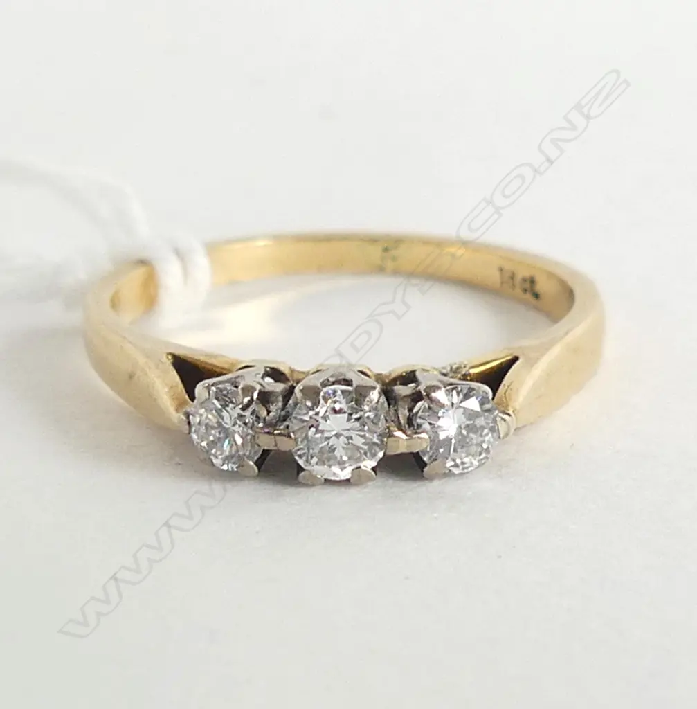 18CT 3 DIAMOND RING 1.9gms SOME CLAWS MISSING SIZE J 1/2 Image 1++