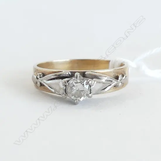18CT GOLD  DIAMOND SOLITARE DIAMOND RING SIZE M 1/2