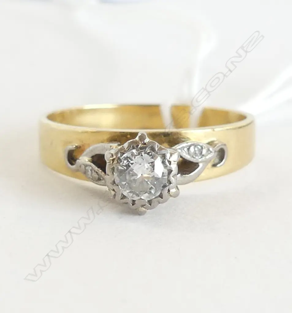 18ct GOLD & DIAMOND SOLITAIRE RING 0.25CT approx 4.16gms SIZE Q 1/2 Image 1++