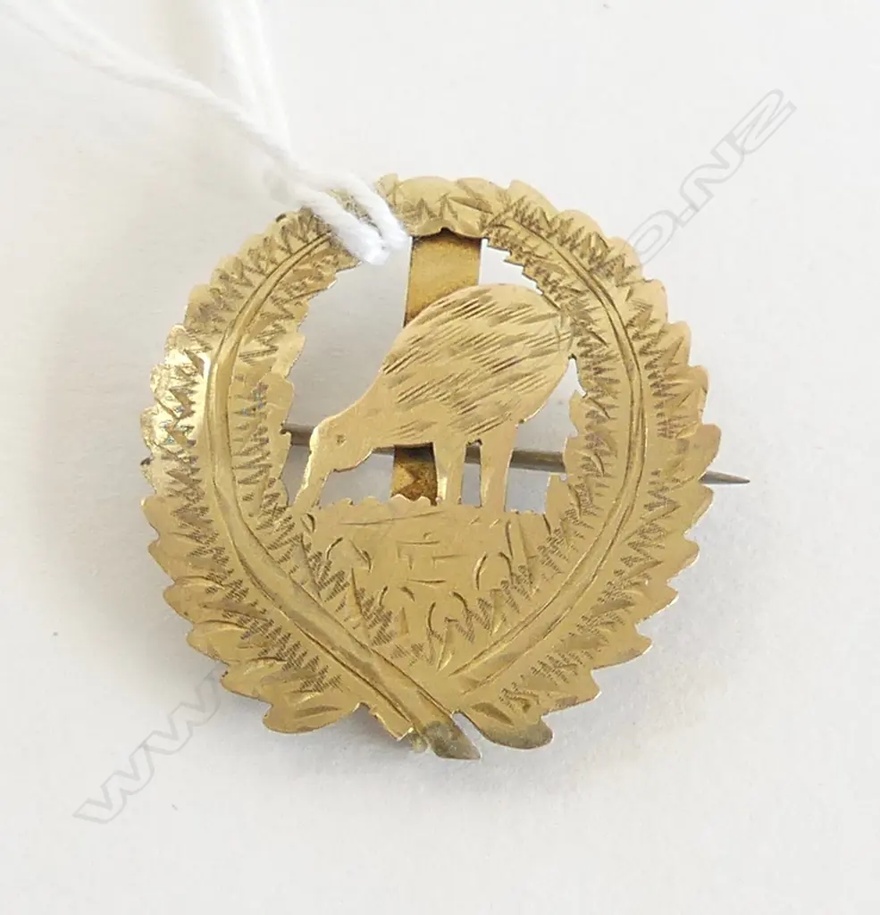 9CT GOLD NZ DEFENCE FORCE BADGE  1.9G Image 1++
