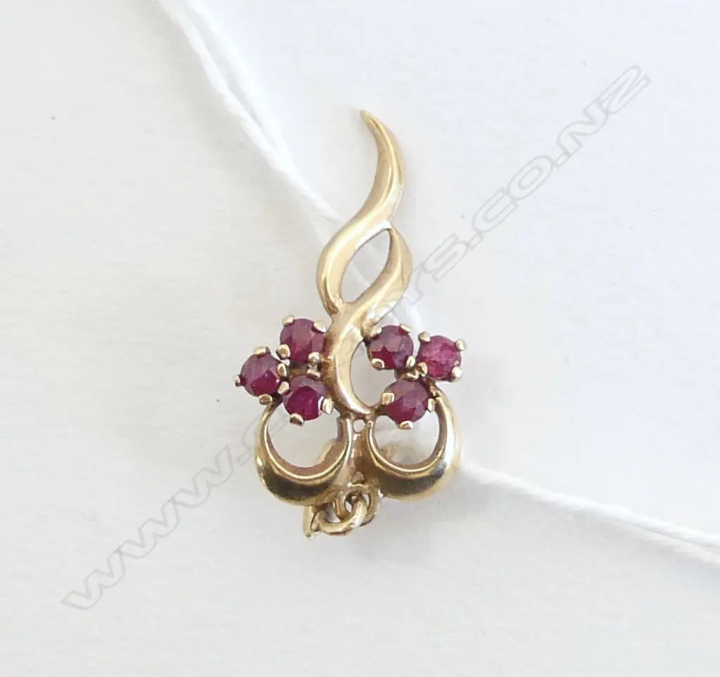9CT GOLD & RUBY PENDANT 1.6 G Image 1++