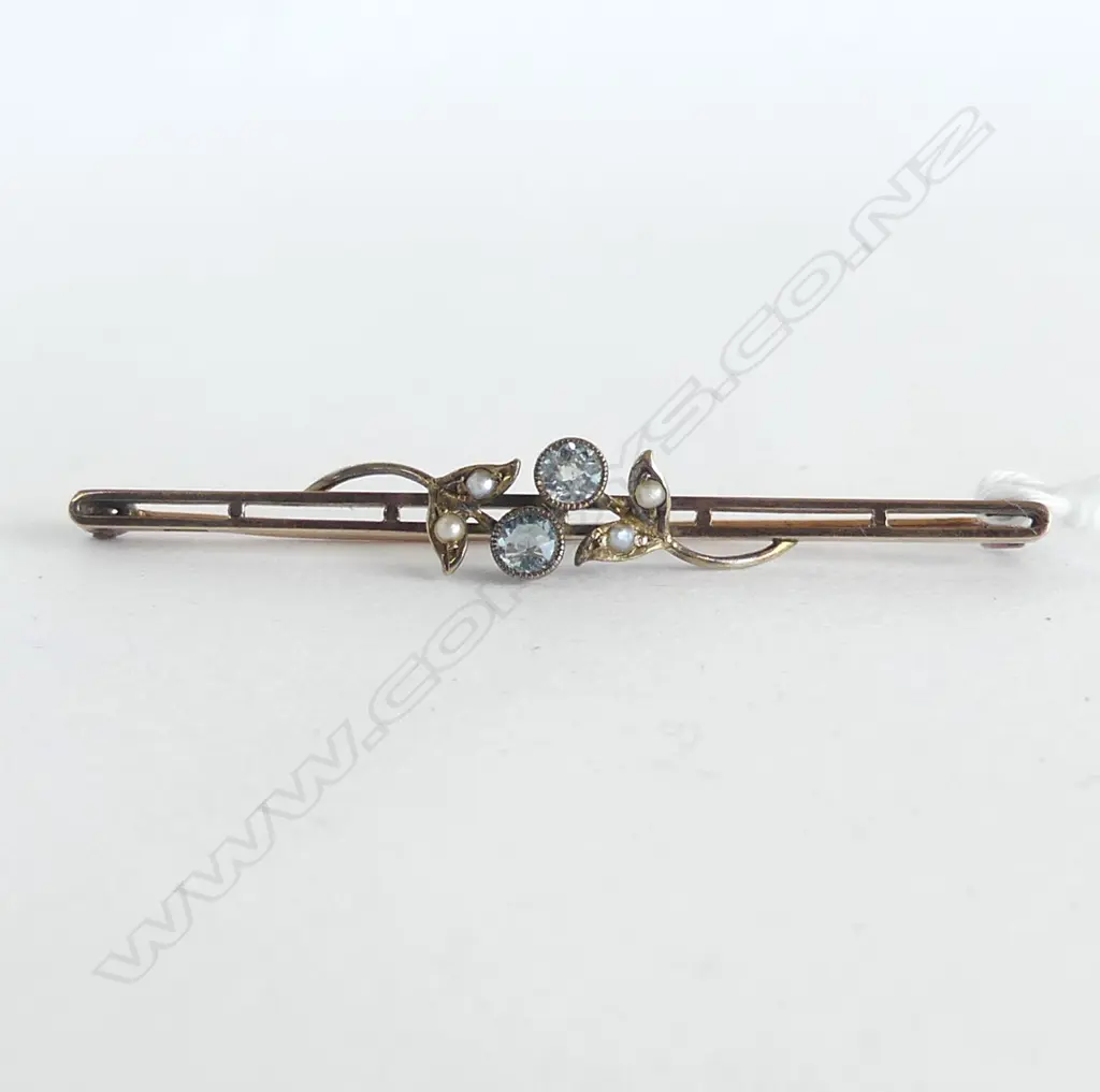 9CT GOLD PEARL & AQUAMARINE BAR BROOCH, L.55mm, SIZE O Image 1++