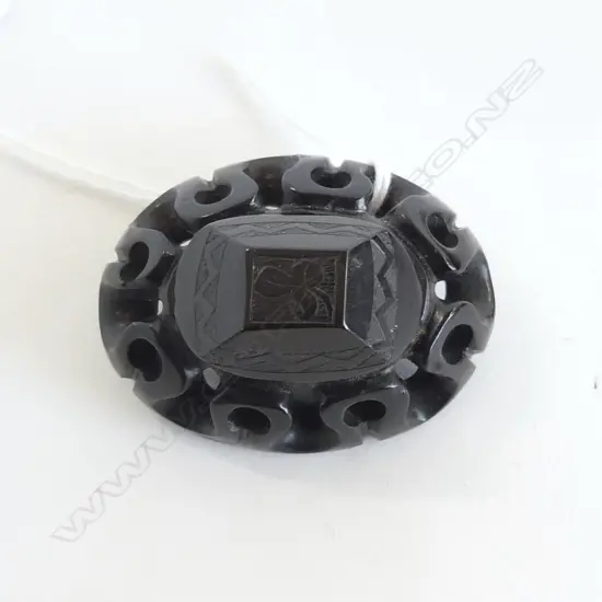 VICT JET BROOCH L50MM