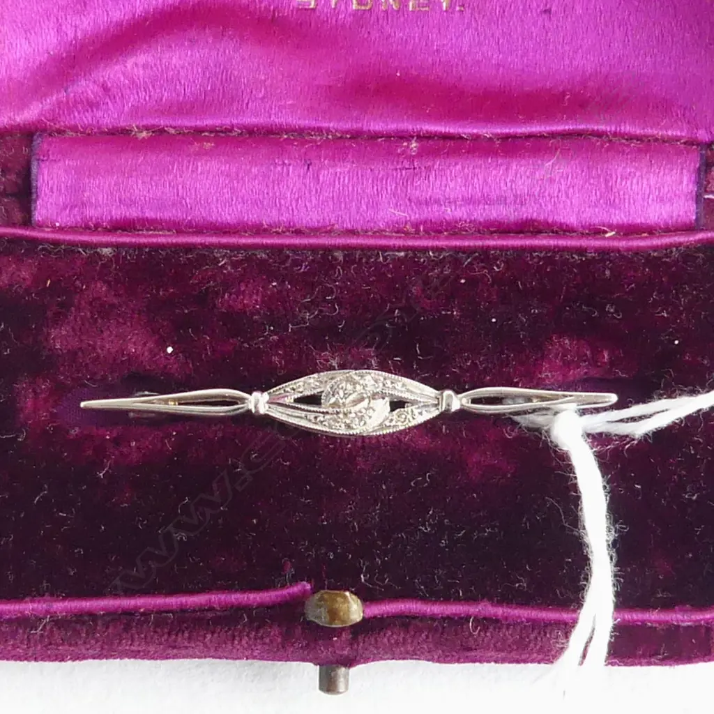 9ct WHITE GOLD & DIAMOND SET BROOCH IN ORIGINAL BOX,  2gm Image 1++