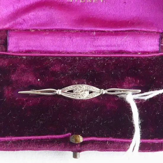 9ct WHITE GOLD & DIAMOND SET BROOCH IN ORIGINAL BOX,  2gm