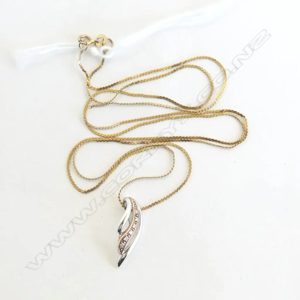 9CT GOLD CHAIN & 9CTWHITE GOLD PENDANT TOTAL WIEGHT 2.5G Image 1++
