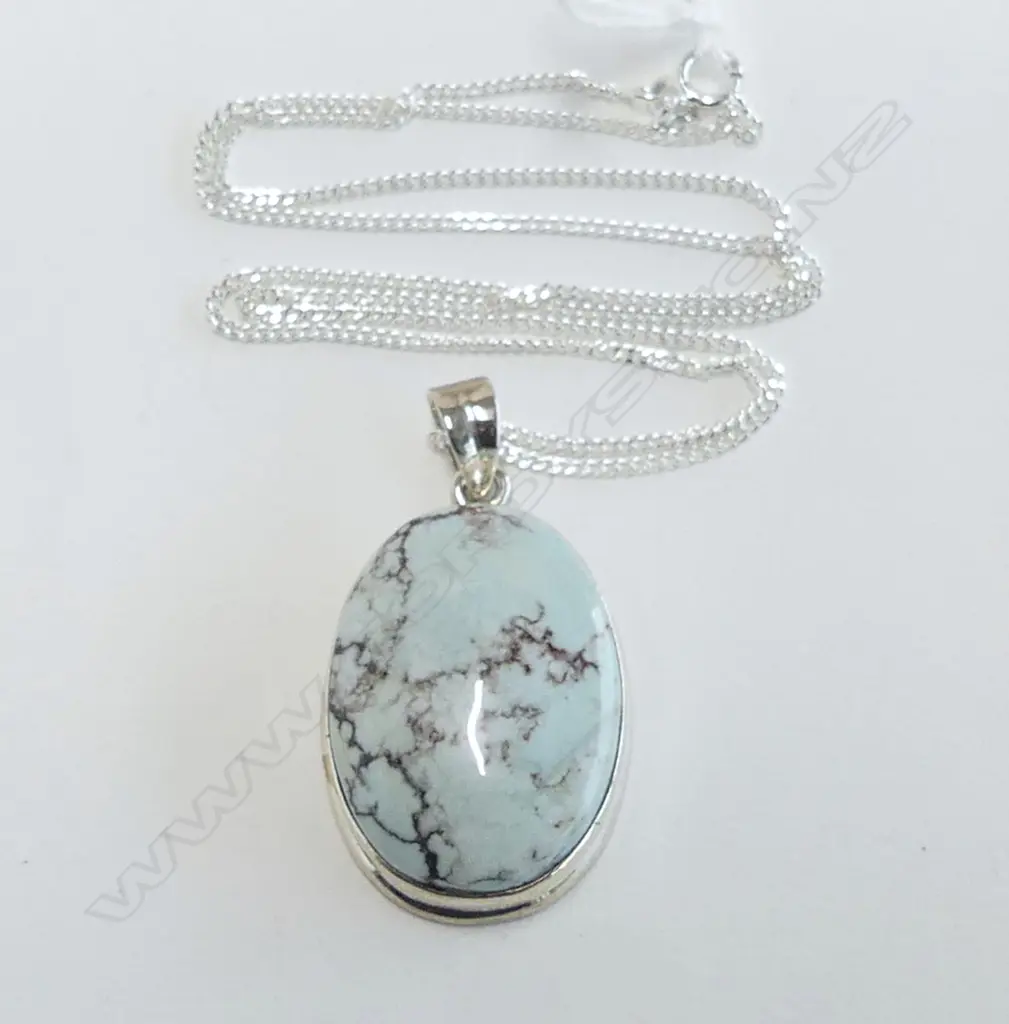 SILVER OVAL TURQUOISE PENDANT ON SILVER CHAIN Image 1++