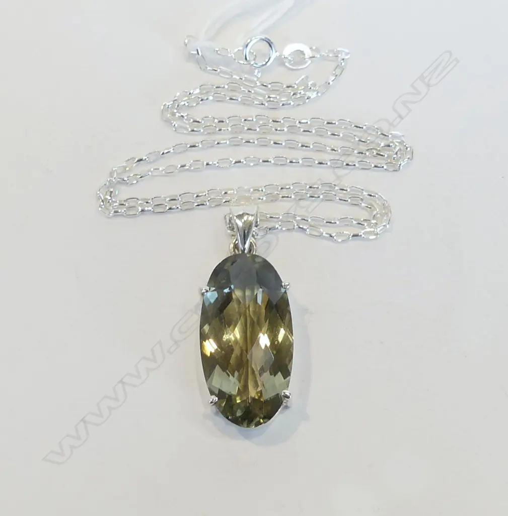 SILVER OVAL CUT GREEN AMETHYST PENDANT ON SILVER CHAIN Image 1++