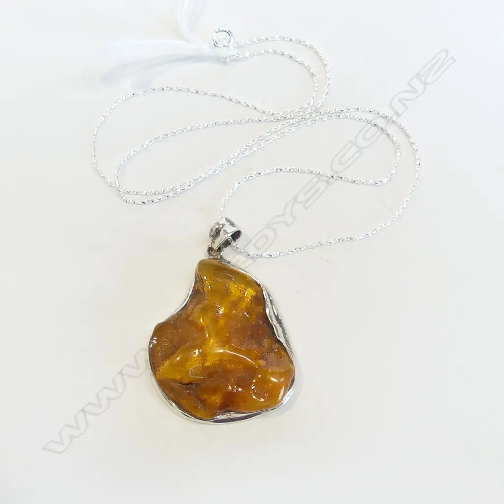 SILVER EDGED AMBER PENDANT ON SILVER CHAIN Image 1++