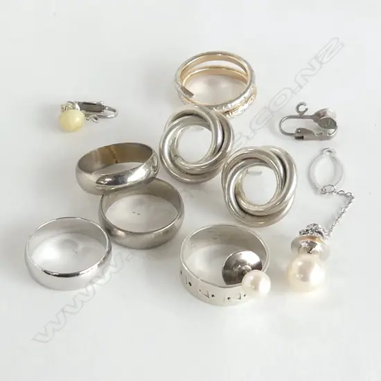 ASST SILVER AND BASE METAL RINGS ETC/2 PEARL TIE PINS